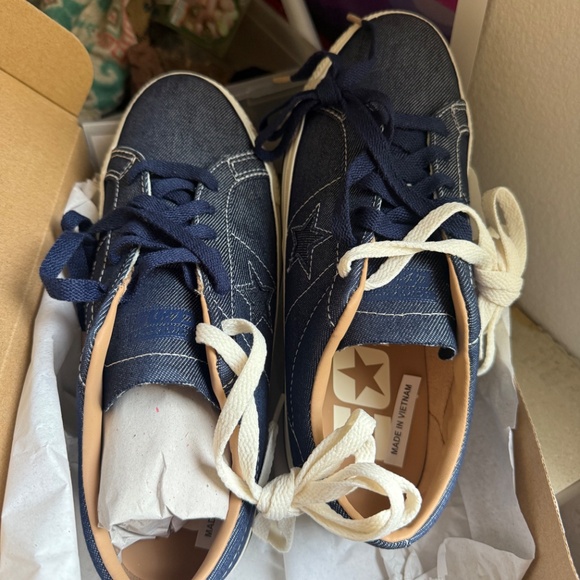 Converse shoes - Picture 2 of 2